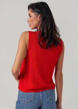 Женский вязаный жилет на завязках