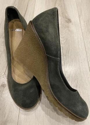 Замшевые туфли на танкетке carvela оригинал2 фото