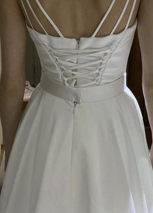 Атласное свадебное платье со шлейфом