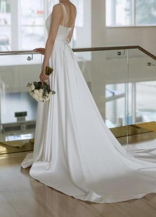 Атласное свадебное платье со шлейфом
