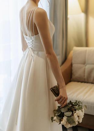 Атласное свадебное платье со шлейфом