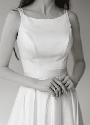 Атласное свадебное платье со шлейфом