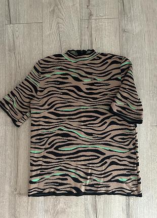 Футболка кофта хорошо тянется, на размер s, на бирке м