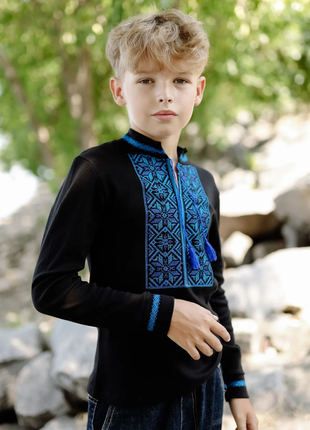Чорна вишиванка для хлопчика з довгим рукавом, вишита трикотажна сорочка