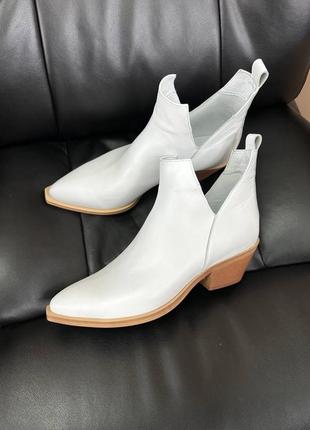 Білосніжні короткі казаки шкіра