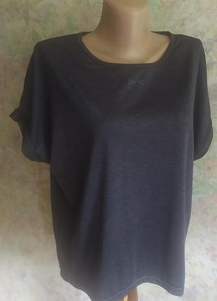 Стильная спортивная футболка