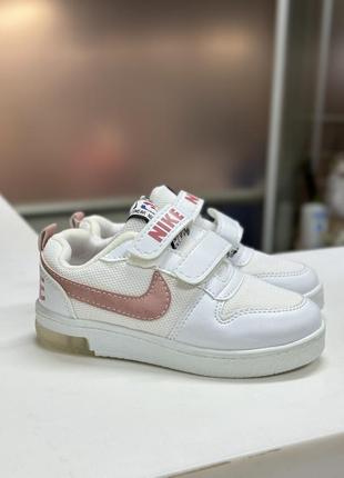 Дитячі стильні та практичні кросівки з підсвіткою для дівчинки