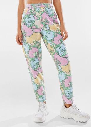 Яркие джинсы мом bershka
