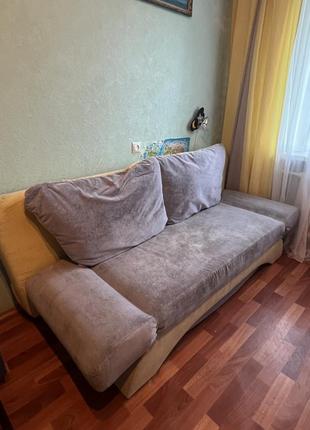 Диван, шафа та двохповерхове ліжко з столом