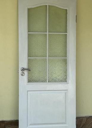 Белая дверь со стеклом в винтажном стиле