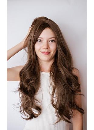 Волнистый светло коричневый парик с удлиненной челкой