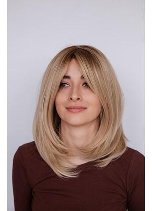 Русый парик с темной корневой зоной ровная структура