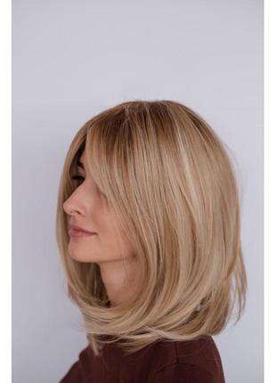 Русый парик с темной корневой зоной ровная структура2 фото