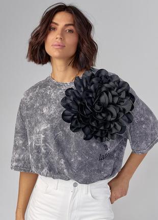 Футболка oversize у техніці тай-дай з об'ємною квіткою