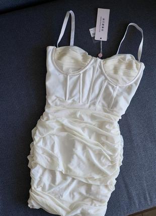 Корсет на молочна сукня