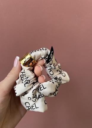 Резинка для волос шанель в молочном цвете с надписями и логотипом в позолоте