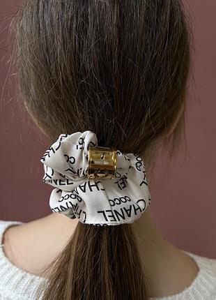 Резинка для волос шанель в молочном цвете с надписями и логотипом в позолоте