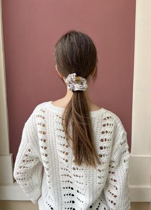 Резинка для волос шанель в молочном цвете с надписями и логотипом в позолоте