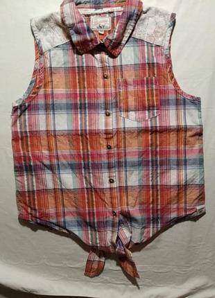 Блузка с кружевными вставками и с завязками внизу