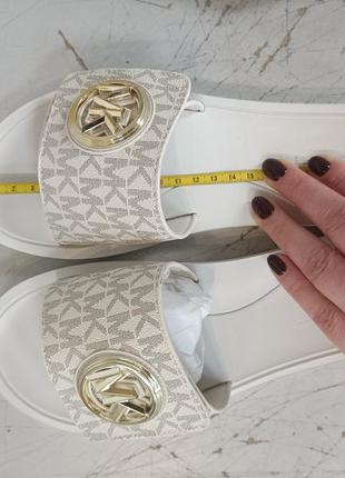 Шльопанці michael michael kors mk charm slide жіночі колір бежевий 40r4mkfa1b оригінал10 фото