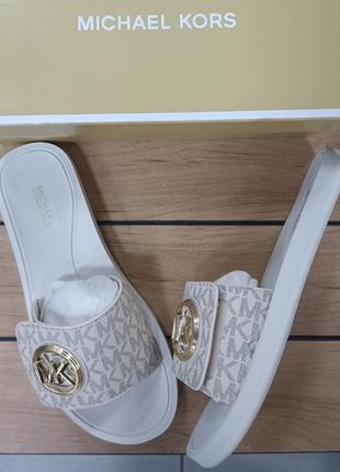 Шльопанці michael michael kors mk charm slide жіночі колір бежевий 40r4mkfa1b оригінал3 фото