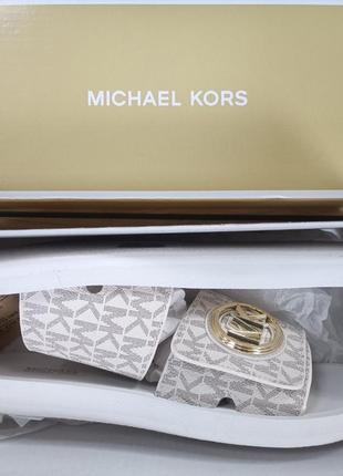 Шльопанці michael michael kors mk charm slide жіночі колір бежевий 40r4mkfa1b оригінал4 фото