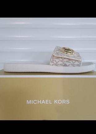 Шльопанці michael michael kors mk charm slide жіночі колір бежевий 40r4mkfa1b оригінал8 фото