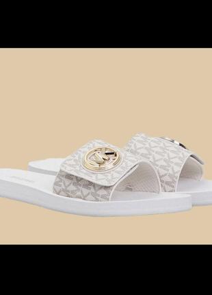 Шльопанці michael michael kors mk charm slide жіночі колір бежевий 40r4mkfa1b оригінал2 фото