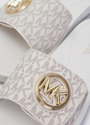 Шльопанці michael michael kors mk charm slide жіночі колір бежевий 40r4mkfa1b оригінал6 фото