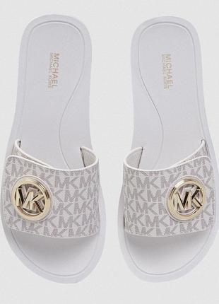 Шльопанці michael michael kors mk charm slide жіночі колір бежевий 40r4mkfa1b оригінал9 фото