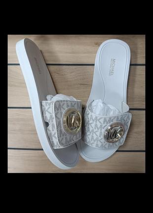 Шльопанці michael michael kors mk charm slide жіночі колір бежевий 40r4mkfa1b оригінал
