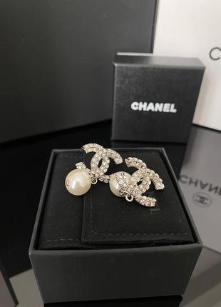 Серьги гвоздики шанель посеребрение / сережки гвоздики лого шанель с подвесной жемчужиной