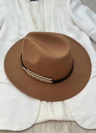 Стильний фетровий капелюх федора з пером темно-бежевий 56-58р (934)