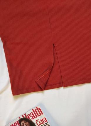 Женская юбка миди в рубчик по фигуре кораллового цвета прямая юбка средней длины4 фото