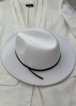 Стильная  фетровая шляпа федора с тонким ремешком белый 56-58р (1934)