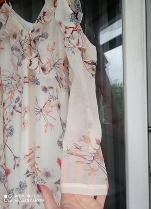 Шикарное шифоновое платье с открытыми плечами и воланами4 фото