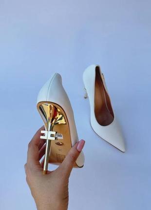 Туфли белые лакированные туфли на каблуке туфли на каблуке на каблуке туфли в стиле сен лоран туфли в стиле saint laurent туфли в стиле tom ford лакированные туфельки4 фото
