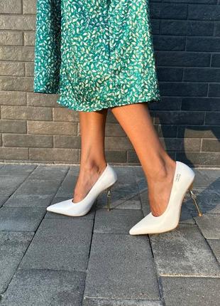 Туфли белые лакированные туфли на каблуке туфли на каблуке на каблуке туфли в стиле сен лоран туфли в стиле saint laurent туфли в стиле tom ford лакированные туфельки7 фото