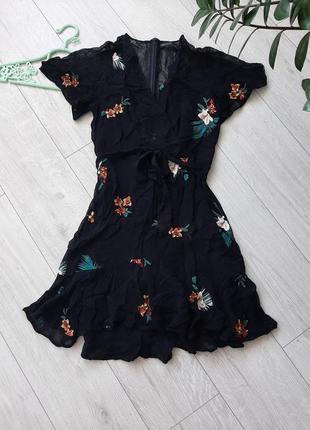 Черное женское платье с вышивкой karen millen