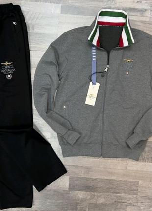 Спортивний чоловічий костюм.