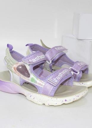 Спортивные подростковые босоножки на липучках декорированы крылышками