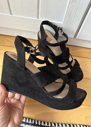 Легенькі босоніжки bershka