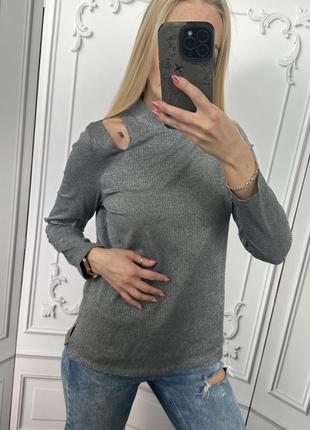 Дуже гарна кофтинка з вирізами на ключицях