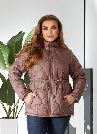 Демісезонна коротка стьобана куртка з куліскою на поясі кишенями без капюшона