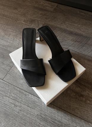 Шлепки мюли на каблуке h&m