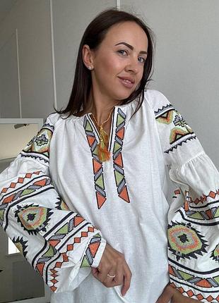 Вышиванка на завязках с яркой вышивкой
