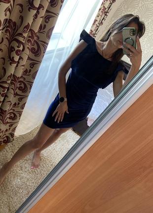 Бархатное платье с воланами