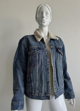 Джинсовая теплая куртка от бренда levis
