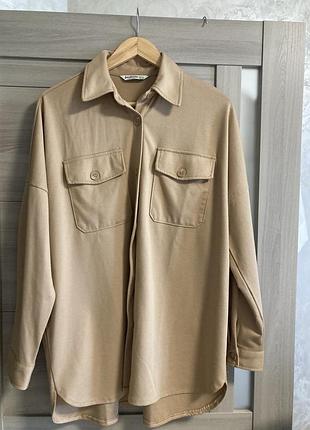 Бежевая верхняя оверсайз рубашка stradivarius