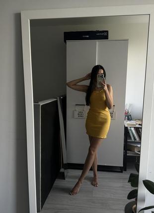 Коротка яскрава сукня